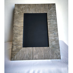PORTA FOTOGRAFÍAS DE MADERA PLATEADO RAYADO DE 30 X 25 CM