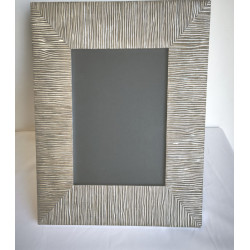 PORTA FOTOGRAFÍAS DE MADERA PLATEADO RAYADO DE 30 X 25 CM