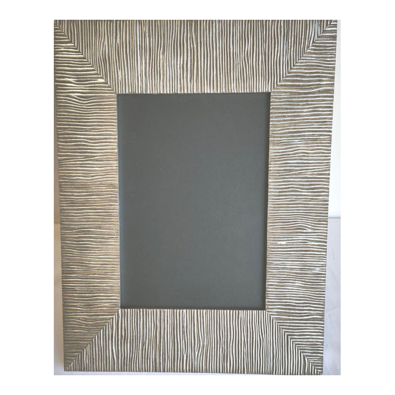 PORTA FOTOGRAFÍAS DE MADERA PLATEADO RAYADO DE 30 X 25 CM