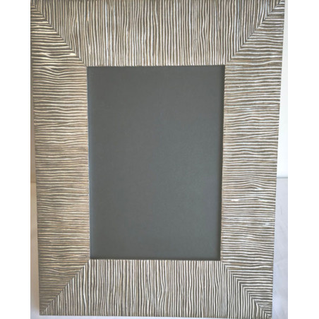PORTA FOTOGRAFÍAS DE MADERA PLATEADO RAYADO DE 30 X 25 CM