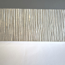 PORTA FOTOGRAFÍAS DE MADERA PLATEADO RAYADO DE 30 X 25 CM