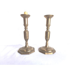 PAREJA DE CANDELABROS LISOS DE LATÓN