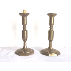 PAREJA DE CANDELABROS LISOS...