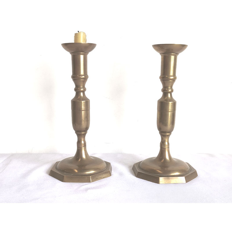 PAREJA DE CANDELABROS LISOS DE LATÓN
