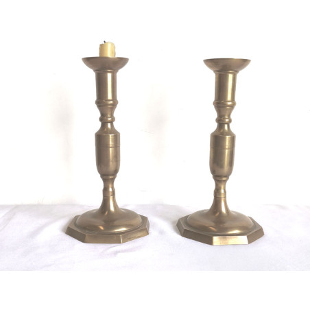 PAREJA DE CANDELABROS LISOS DE LATÓN