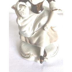 PAREJA DE FIGURAS DE PORCELANA  MARRÓN